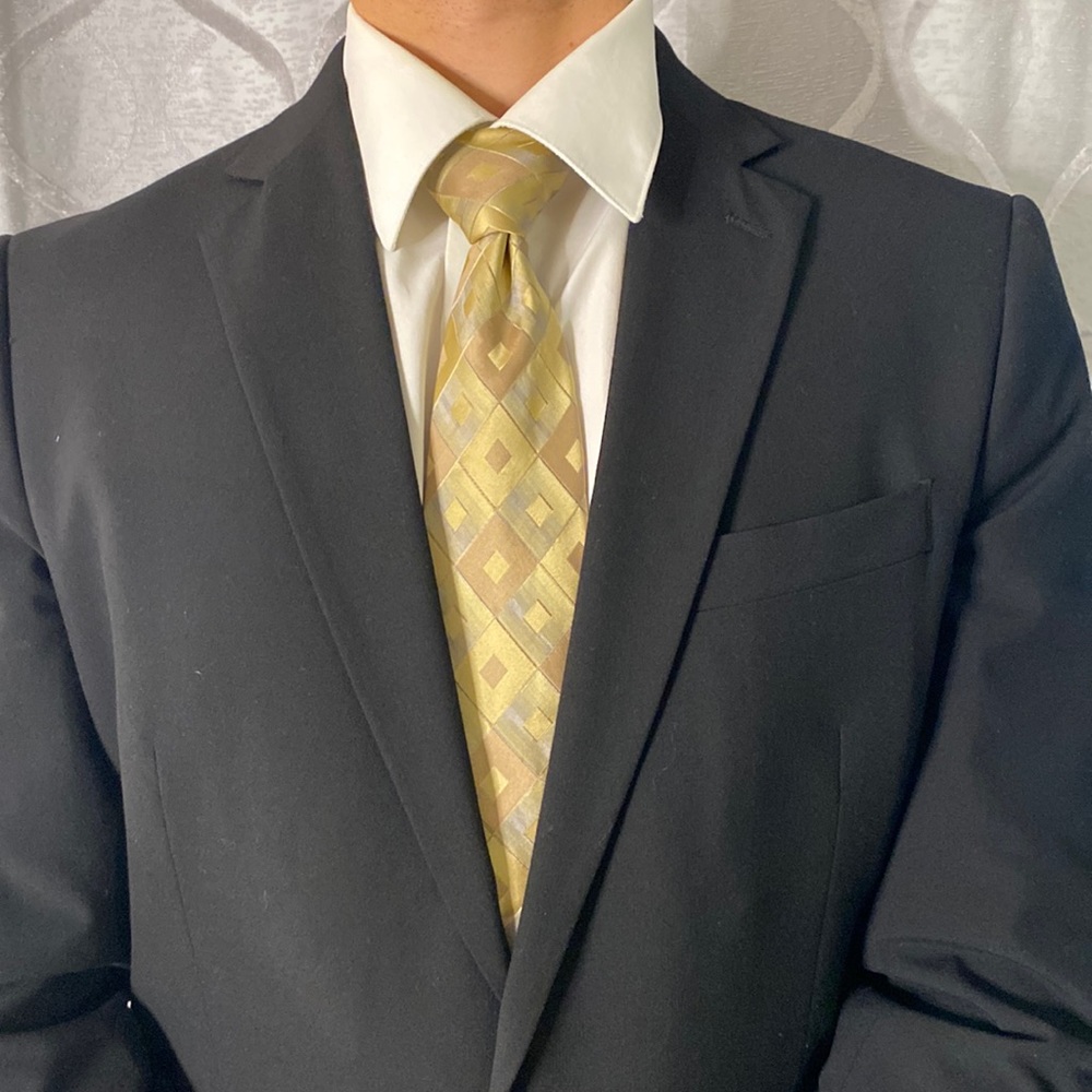 Kenneth Cole Reaction Men's necktie. Yellow gold. 60 inches